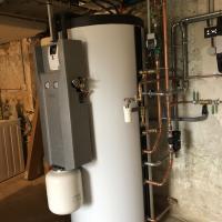 Chauffe-eau solaire associé à une cuisinière bois